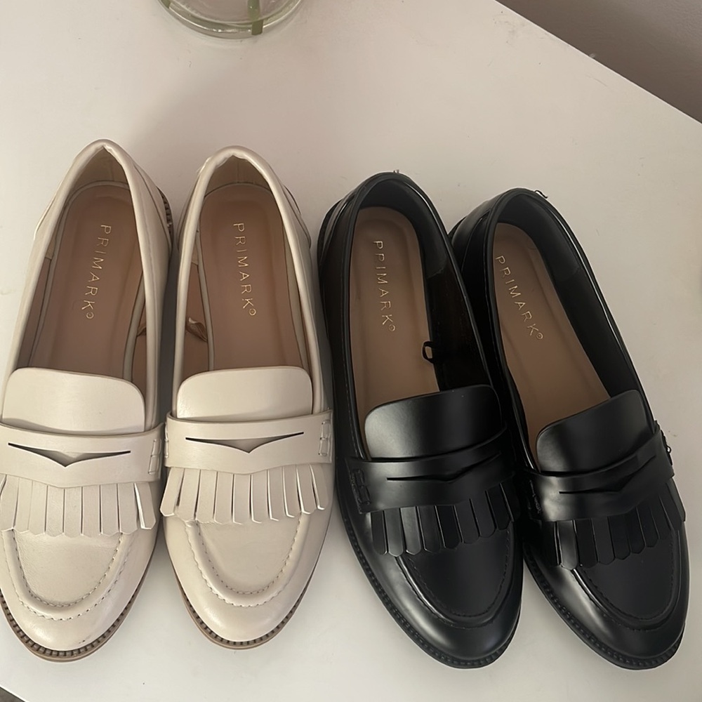 Gently worn mocasines in color beige